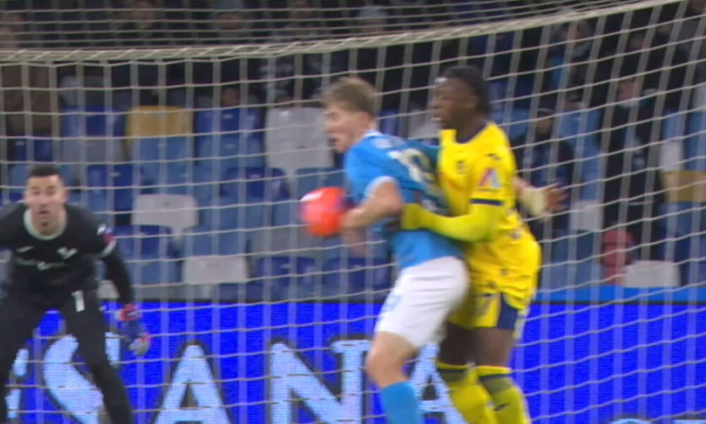 Napoli furioso per il gol annullato col Verona, Hojlund: «Non ho mai toccato la palla con la mano, ci rifaremo in campo domenica!» – FOTO