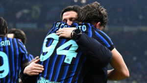 Pio Esposito Chivu abbraccio