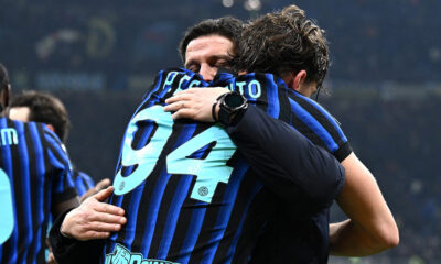 Pio Esposito Chivu abbraccio