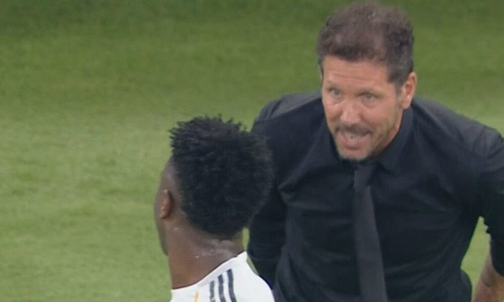 Simeone Vinicius, il battibecco prosegue nel postpartita: le parole del Cholo, quelle di Xabi Alonso e la risposta social del brasiliano!