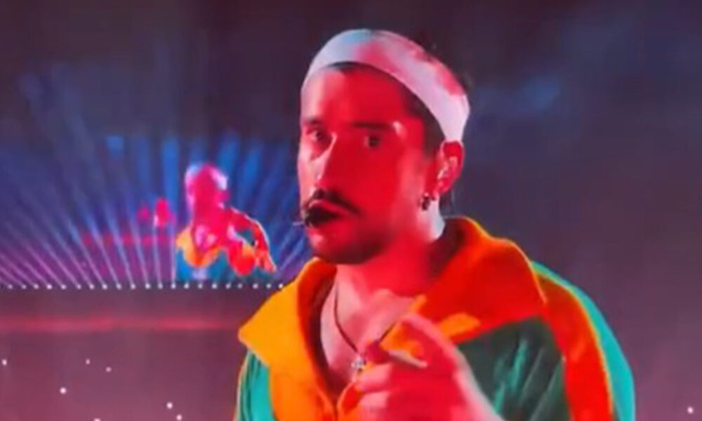 Bad Bunny omaggia Pelé, la storica giacca indossata durante il concerto: cos’è successo