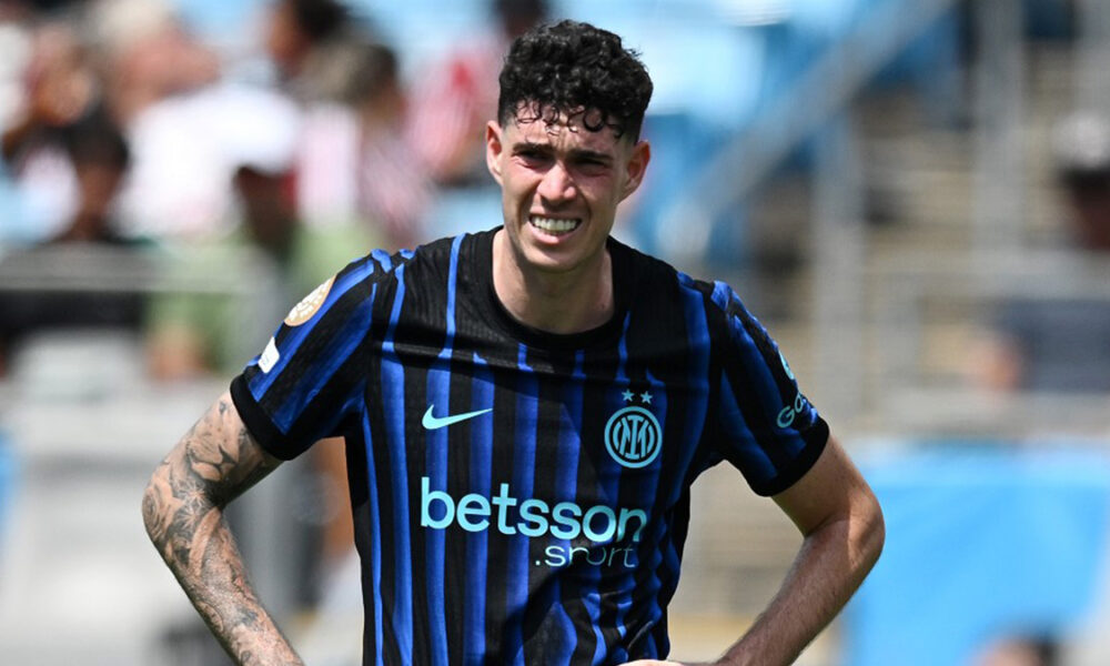 Bastoni Inter, prosegue il momento no! Chivu lo mette ai box contro il Cagliari: il Barcellona resta in agguato