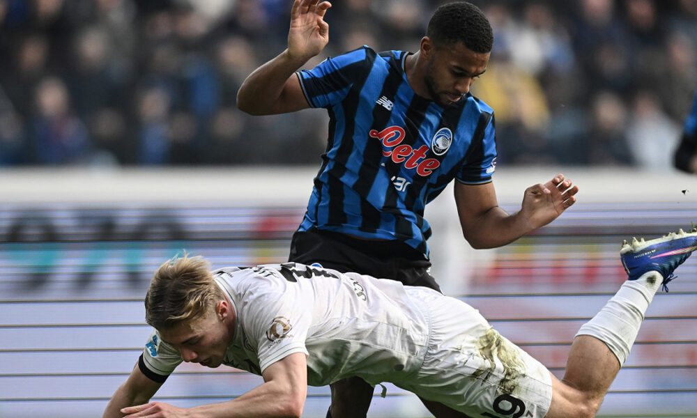 Napoli, impreca davanti la tv per il rigore negato contro l’Atalanta: la moglie lo accoltella! L’episodio shock