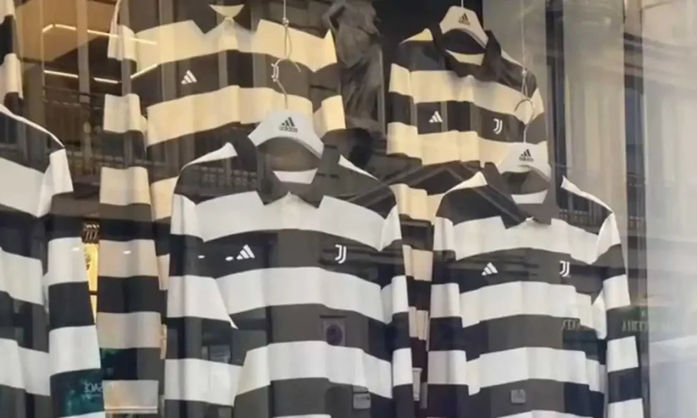 Quarta maglia Juve, il nuovo kit è già negli Official Shop: FOTO e VIDEO della divisa che debutterà contro il Como
