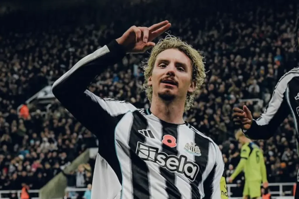 Servono 70 milioni, il Milan molla Vlahovic e prende il bomber del futuro 27 WOltemade