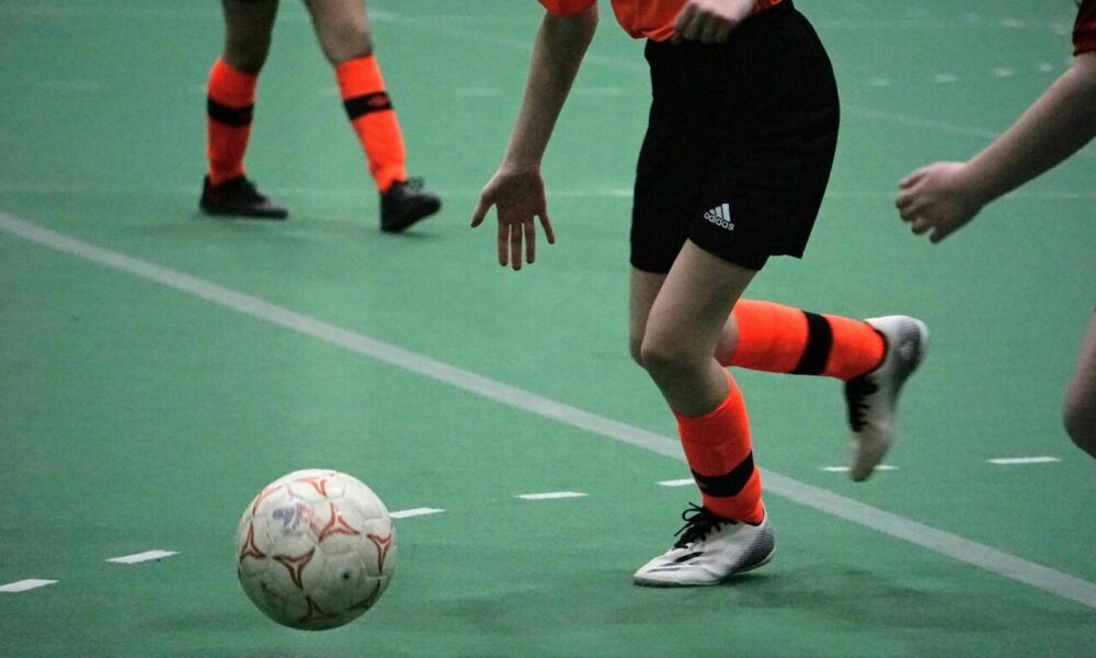 Dal campionato domenicale al calcetto: come scegliere le scarpe giuste per la superficie (ed evitare infortuni)