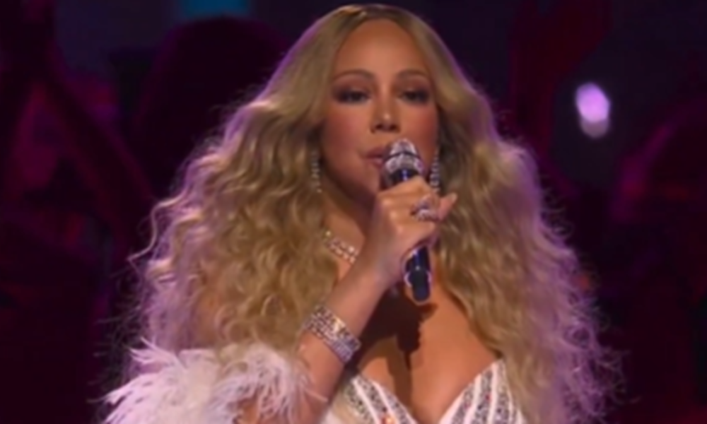 Olimpiadi Milano Cortina 2026, Mariah Carey canta Nel blu, dipinto di blu di Modugno: il web impazzisce dopo la performance – VIDEO