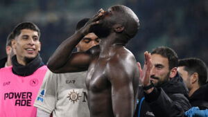 Il Napoli saluta Romelu Lukaku: ufficiale la cessione dell’attaccante al Fenerbahce. Dall’esordio da sogno al gol Scudetto