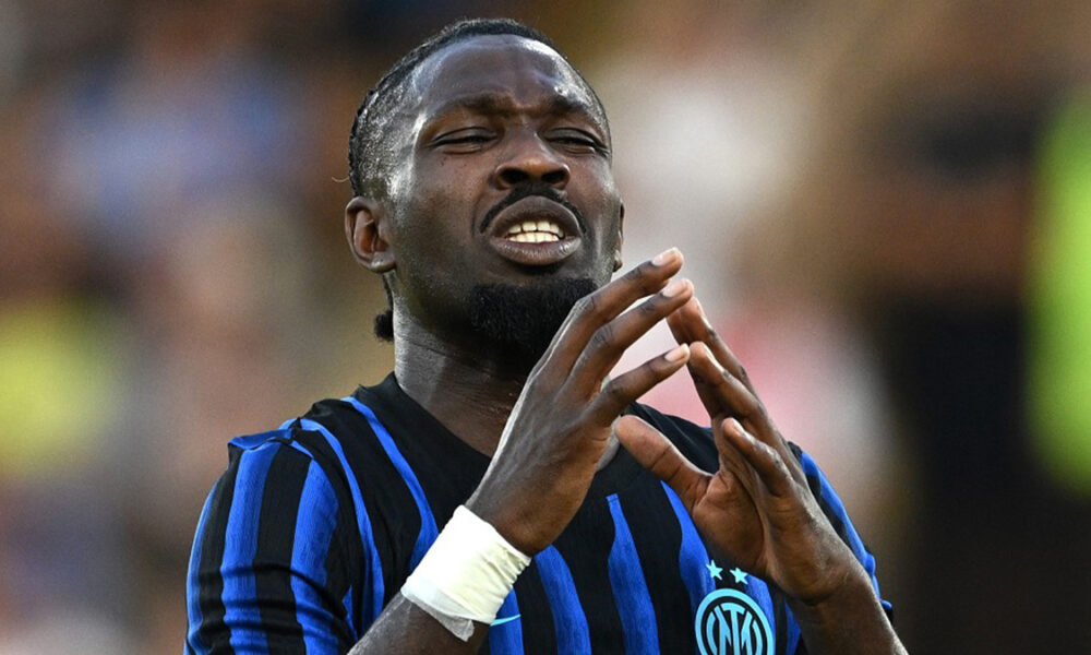 Infortunio Thuram: l’attaccante dell’Inter è a rischio per la finale di Coppa Italia con la Lazio. Le sue condizioni dopo l’allenamento