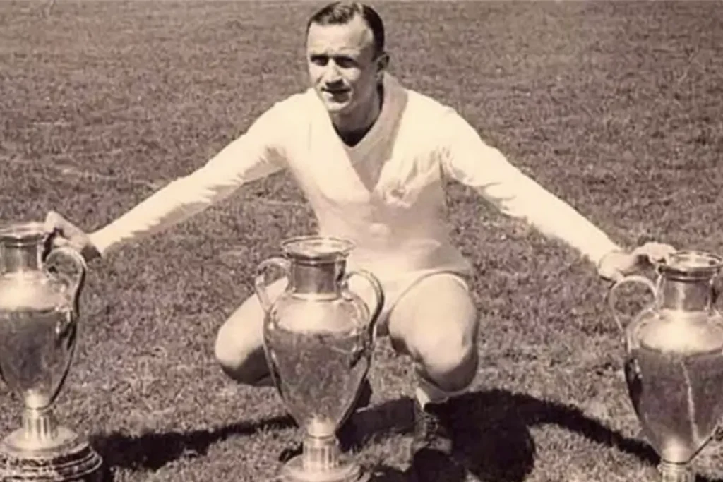 Addio al tecnico leggendario: ha vinto 4 Champions 32 José Emilio Santamaria