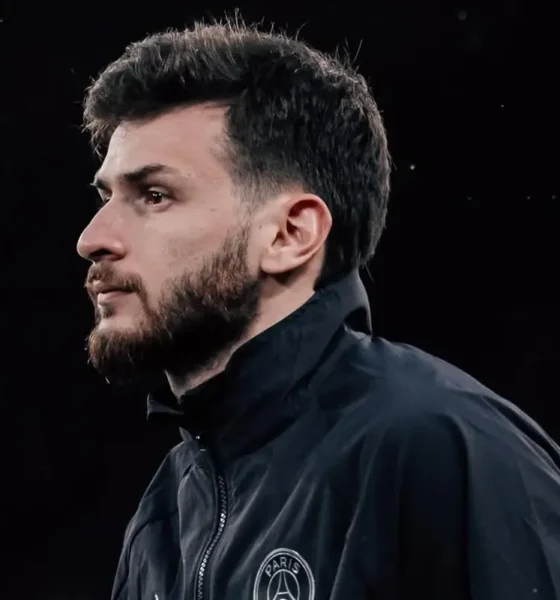 Kvaratskhelia prima della partita con il Liverpool
