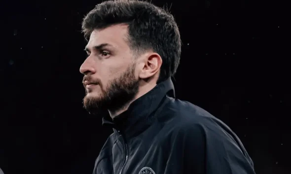 Kvaratskhelia prima della partita con il Liverpool