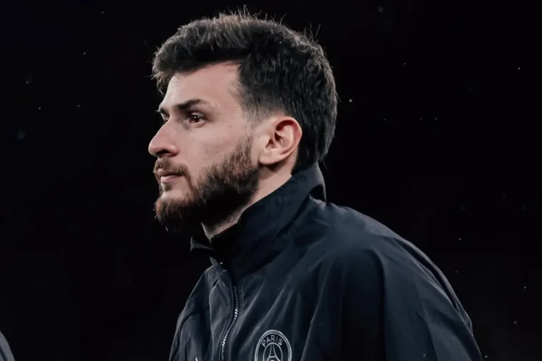 Kvaratskhelia prima della partita con il Liverpool