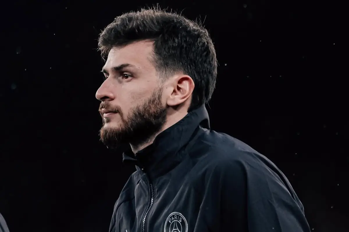 Kvaratskhelia prima della partita con il Liverpool