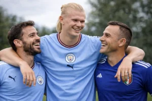 Haaland abbraccia Bernardo Silva e Fabio Cannavaro