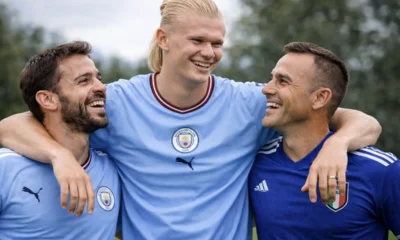 Haaland abbraccia Bernardo Silva e Fabio Cannavaro