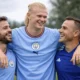 Haaland abbraccia Bernardo Silva e Fabio Cannavaro