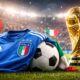 La maglia dell'Italia su un pallone con dietro la Coppa del Mondo