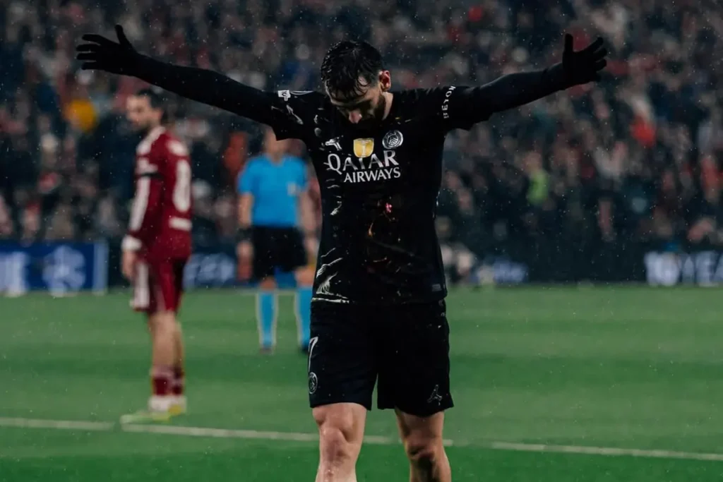 Kvaraskhelia esulta dopo il gol al Liverpool