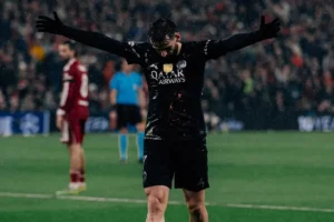 Kvaraskhelia esulta dopo il gol al Liverpool