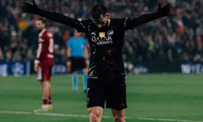 Kvaraskhelia esulta dopo il gol al Liverpool