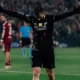 Kvaraskhelia esulta dopo il gol al Liverpool