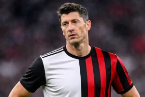 Lewandowski con metà maglia bianconera e metà rossonera