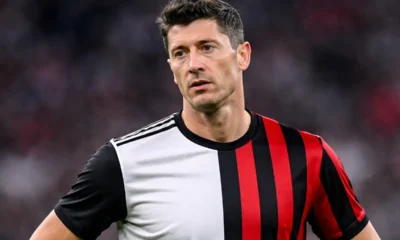 Lewandowski con metà maglia bianconera e metà rossonera