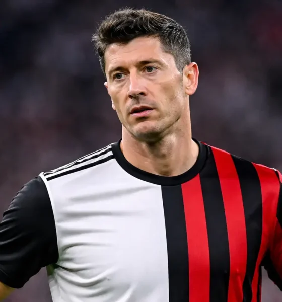 Lewandowski con metà maglia bianconera e metà rossonera