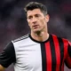 Lewandowski con metà maglia bianconera e metà rossonera