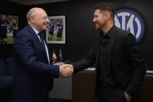 Marotta e Simeone si stringono la mano, immagine creata con l'intelligenza artificiale