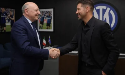 Marotta e Simeone si stringono la mano, immagine creata con l'intelligenza artificiale