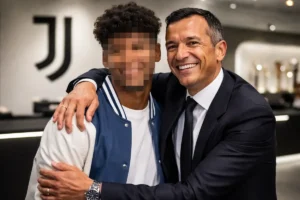Jorge Mendes abbraccia un calciatore col volto pixellato