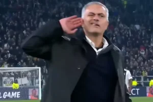 Mourinho con la mano all'orecchio mentre i tifosi della Juve lo fischiano