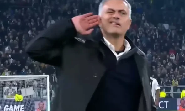 Mourinho con la mano all'orecchio mentre i tifosi della Juve lo fischiano