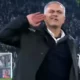 Mourinho con la mano all'orecchio mentre i tifosi della Juve lo fischiano