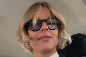 Pellegrini con gli occhiali da sole