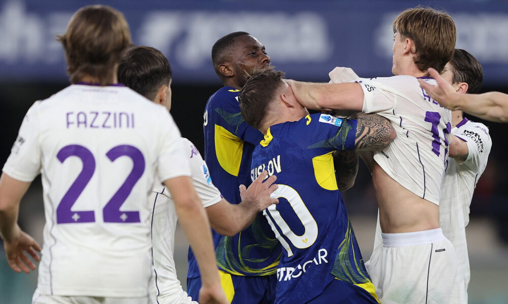 Moviola Verona Fiorentina, Suslov e Gudmundsson vanno alle mani: l’episodio chiave del matcch