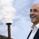 Spalletti, tecnico della Juve, sorridente e una fumata bianca esce dal comignolo