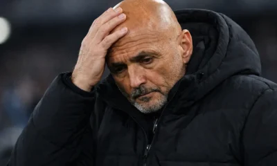 Spalletti con lo sguardo preoccupato e la mano sulla testa