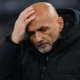 Spalletti con lo sguardo preoccupato e la mano sulla testa