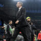 L'allenatore del Milan, Massimiliano Allegri, abbandona il campo dopo una sconfitta