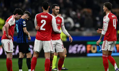 Saliba, Merino ed altri giocatori dell'Arsenal esultano dopo un gol