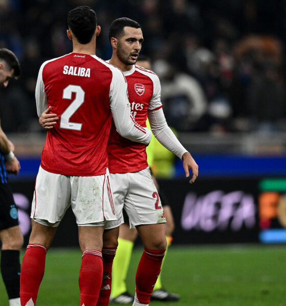 Saliba, Merino ed altri giocatori dell'Arsenal esultano dopo un gol