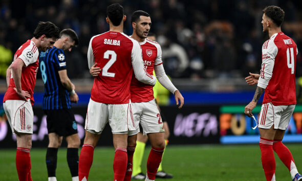 Saliba, Merino ed altri giocatori dell'Arsenal esultano dopo un gol