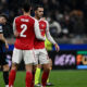 Saliba, Merino ed altri giocatori dell'Arsenal esultano dopo un gol