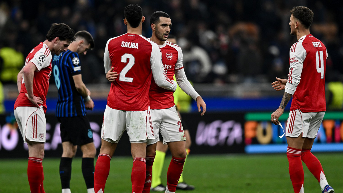 Saliba, Merino ed altri giocatori dell'Arsenal esultano dopo un gol