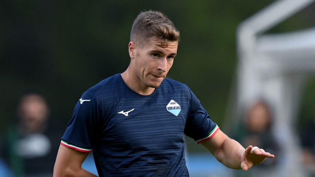Toma Basic con la maglia della Lazio