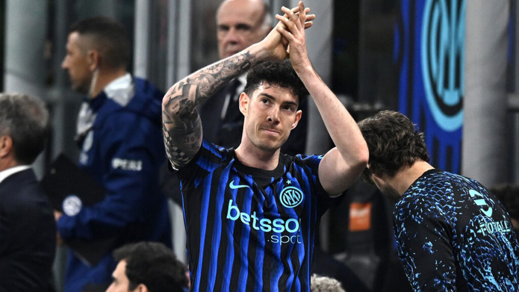 Bastoni difensore dell'Inter che applaude ai tifosi
