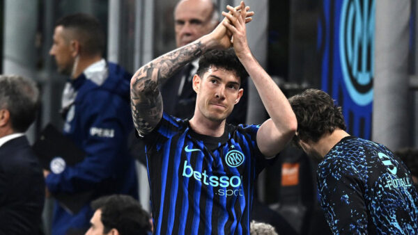 Bastoni difensore dell'Inter che applaude ai tifosi